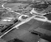 847475 Luchtfoto van de aanleg van de S24, de Noordelijke Randweg Utrecht (NRU), met op- en afritten bij de bocht in de ...